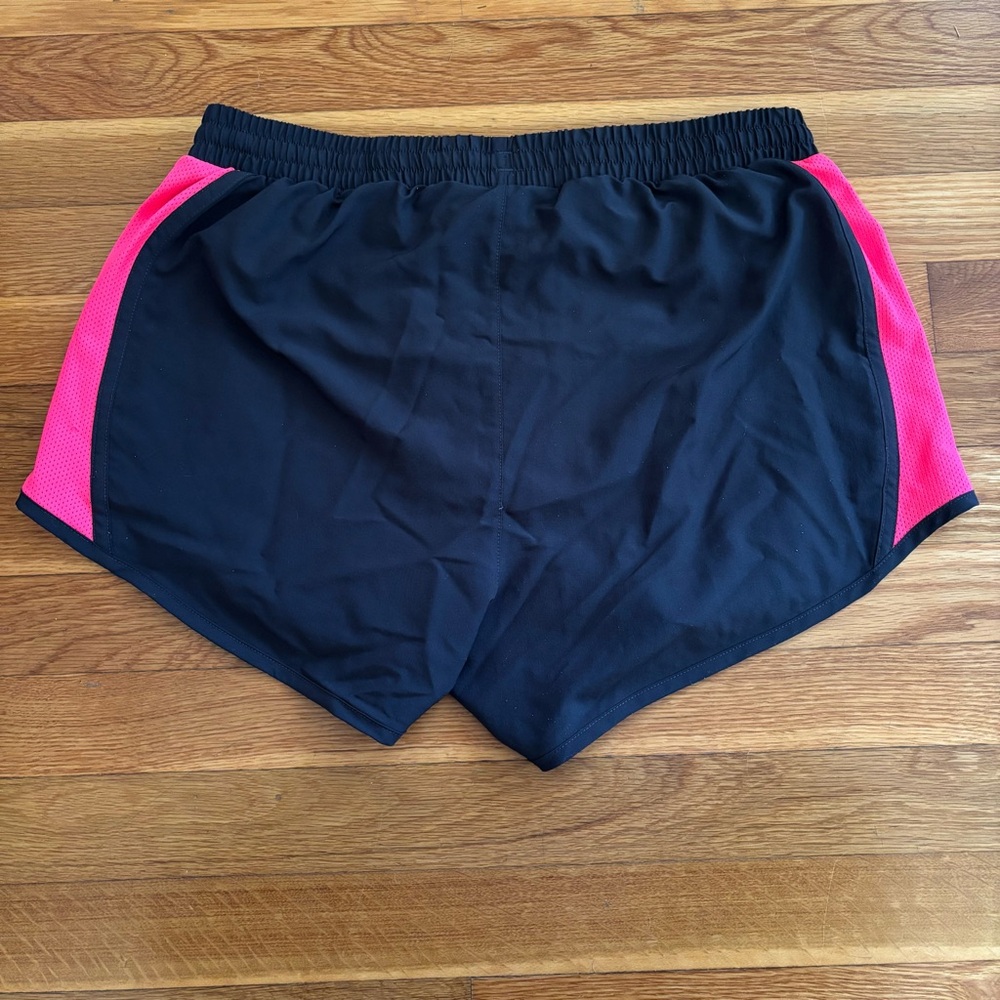 Under Armour Women's Athletic Shorts in Black and Pink / Size medium - Picture 3 of 7